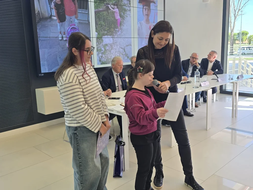 Luna Fini legge il suo racconto sportivo con la sorella Nausica e la responsabile della comunicazione di Banca Macerata Irene Croceri