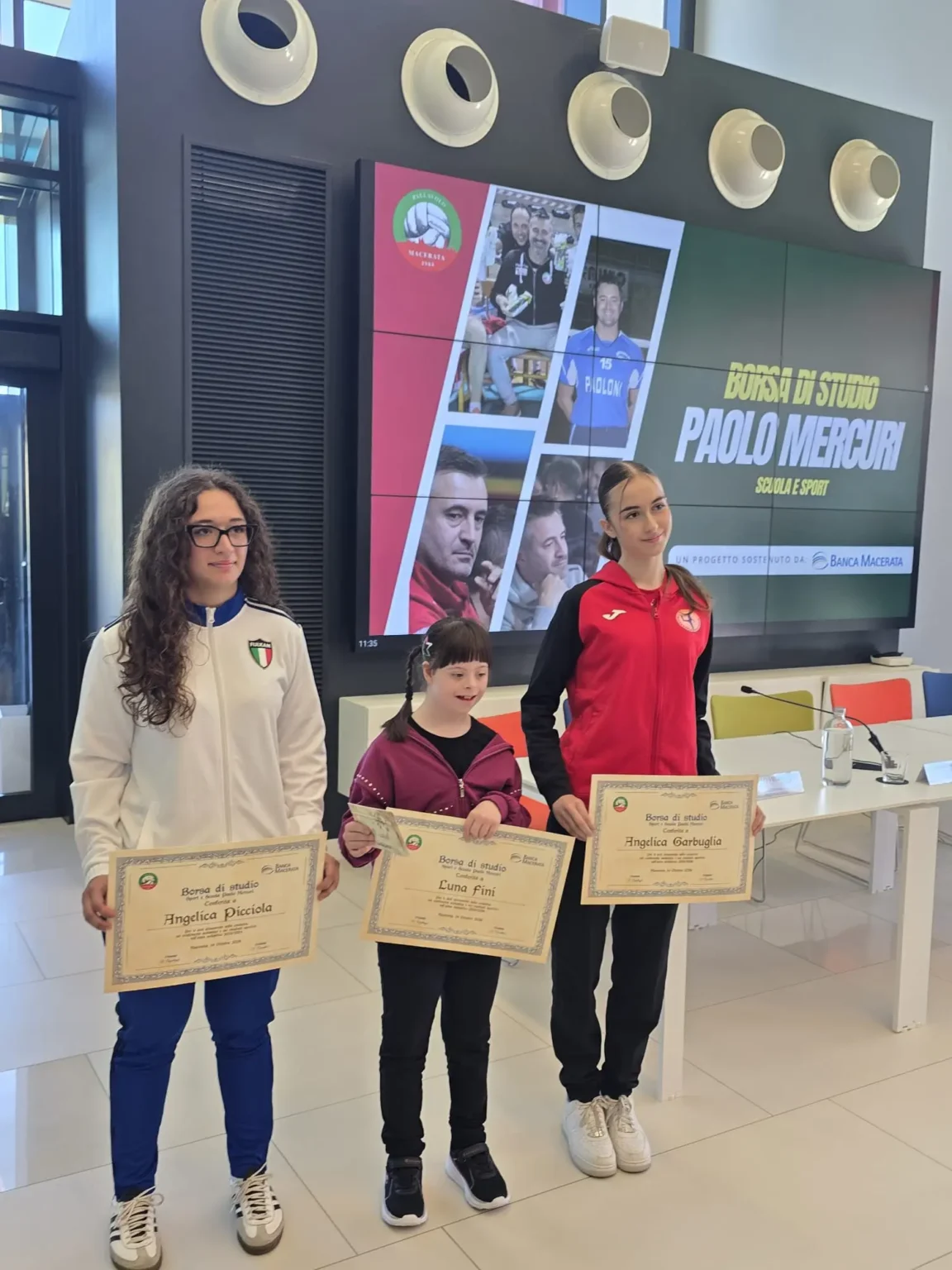 Da sinistra Angelica Picciola, Luna Fini e Angelica garbuglia, le tre vincitrici delle borse di studio "Paolo Mercuri"