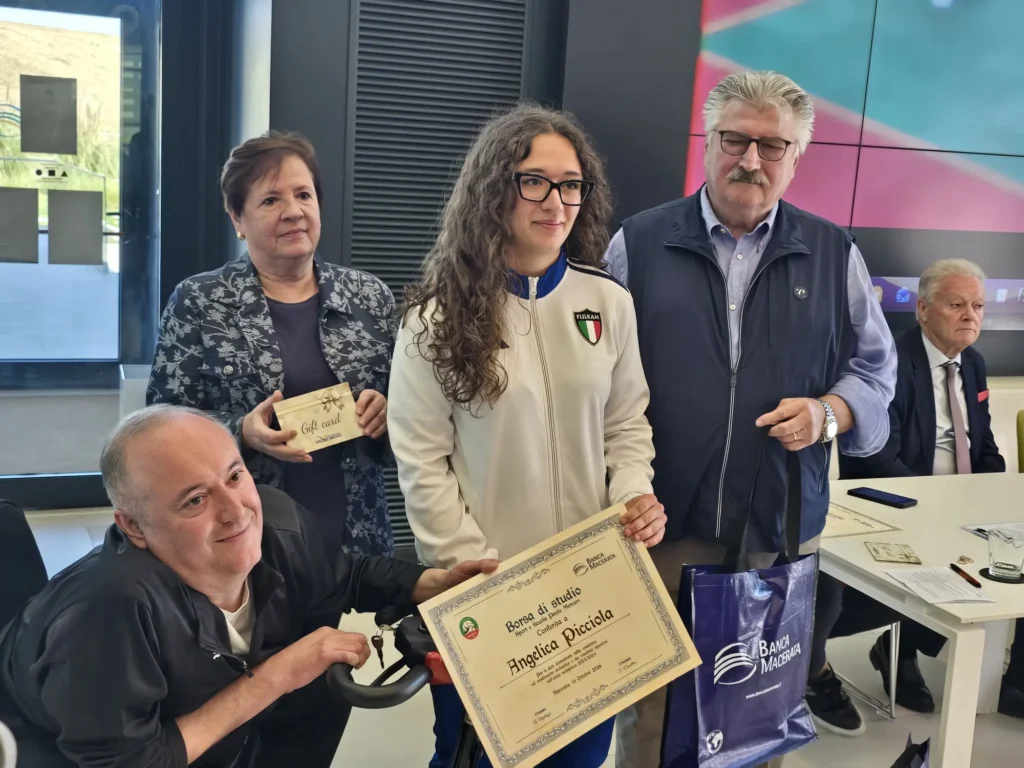 Angelica Picciola premiata dai genitori di Paolo Mercuri e da un componente del Comitato paralimpico