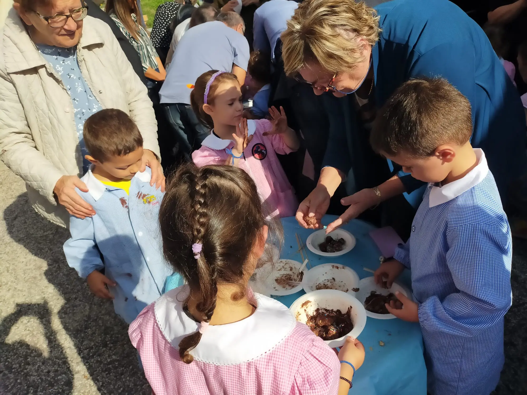Mani in pasta e cuori in festa: alla Niccolai mattinata con nonni e nonne