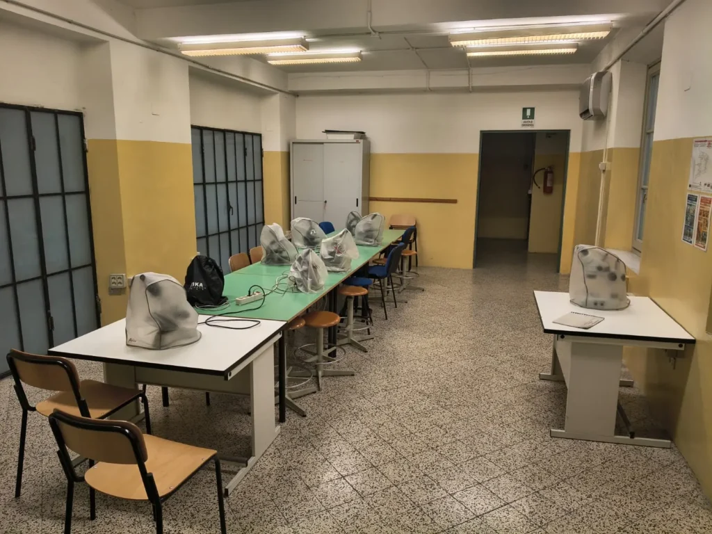Il laboratorio di biologia in via Gramsci