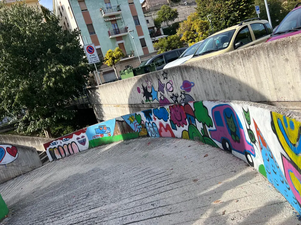 Il murales sulla rampa dle parcheggio a Tolentino