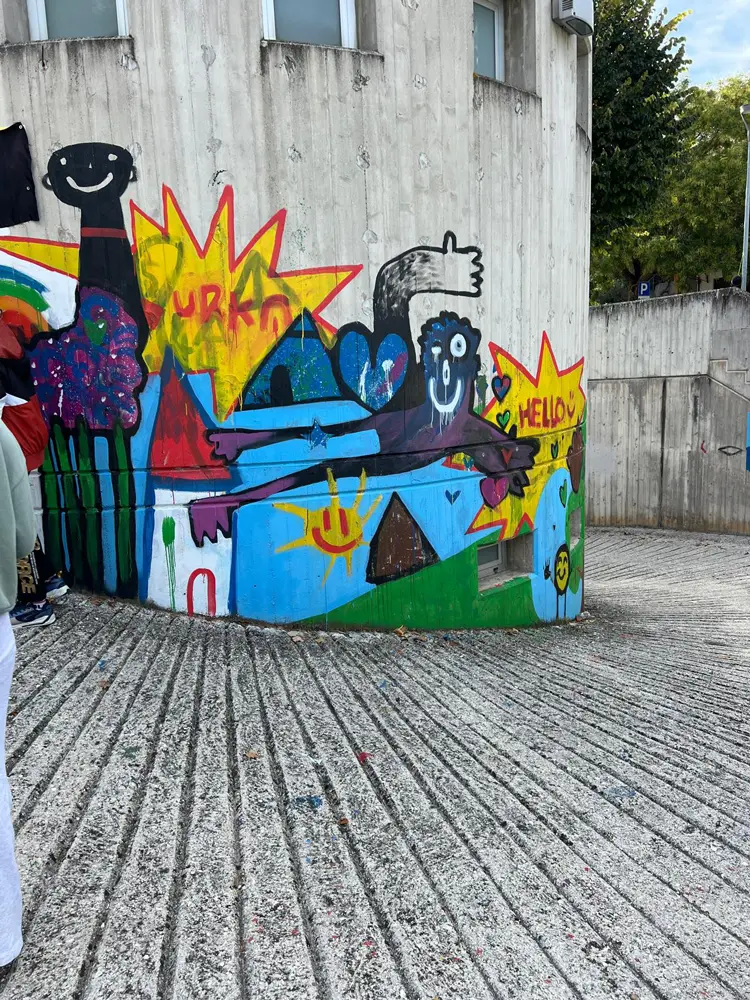 A Tolentino il muro grigio diventa un arcobaleno di emozioni: «È un pezzo di noi»