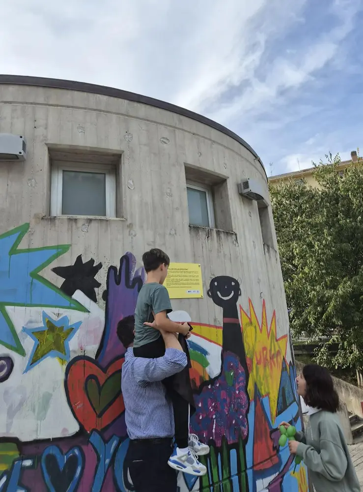 Il murales sulla rampa dle parcheggio a Tolentino