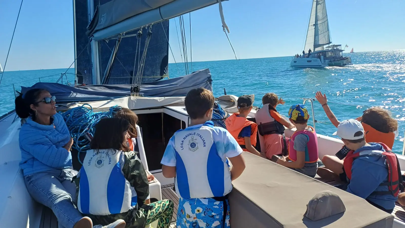 Una intera classe diventa l’equipaggio di una barca a vela