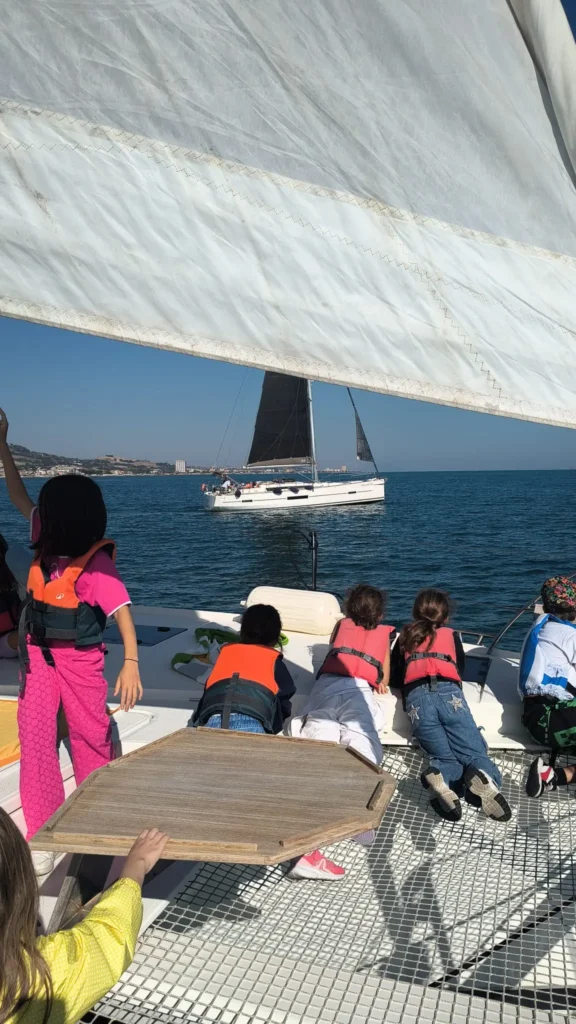 Bambini e bambine della terza della scuola primaria Medi di Macerata in barca a vela