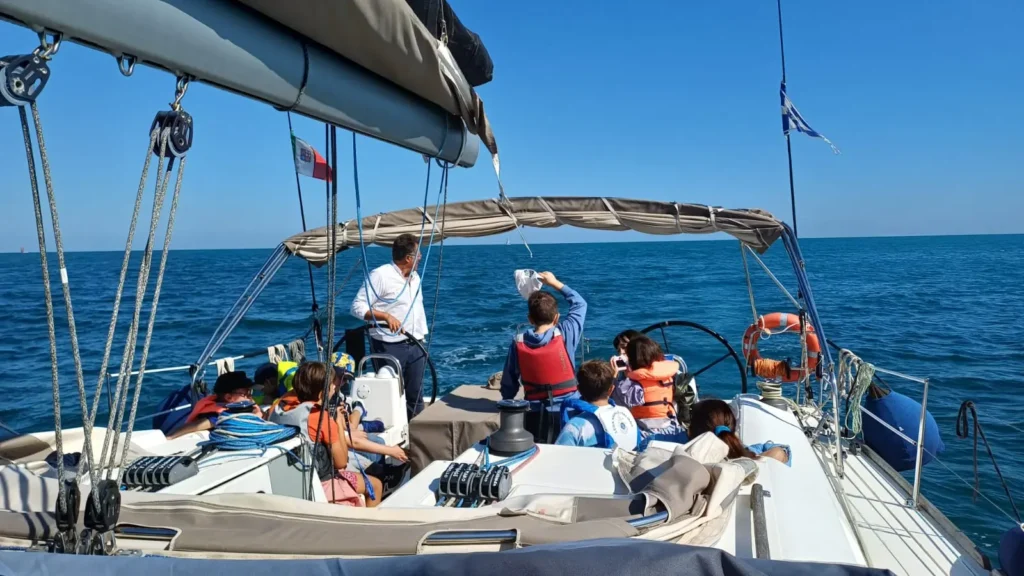Bambini e bambine della terza della scuola primaria Medi di Macerata in barca a vela