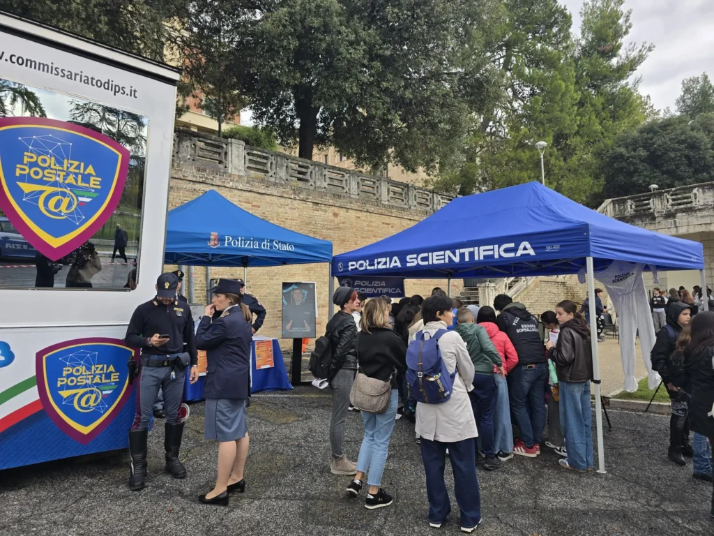 Vita da social, il truck e le postazione di scientifica e stradale